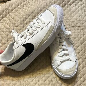 Nike Women’s Blazer Low ‘77 Jumbo White and Black Sneakers Y6 women’s 7.5